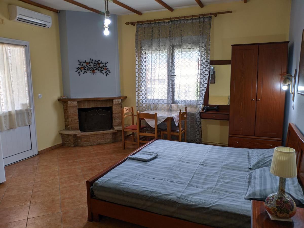 Alexandros Guesthouse Orma Bagian luar foto